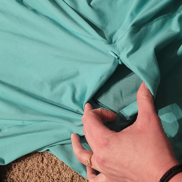 EUC FABLETICS ACTIVEWEAR TOP W/ POCKETS AND HOOD SZ SMALL - Picture 9 of 9